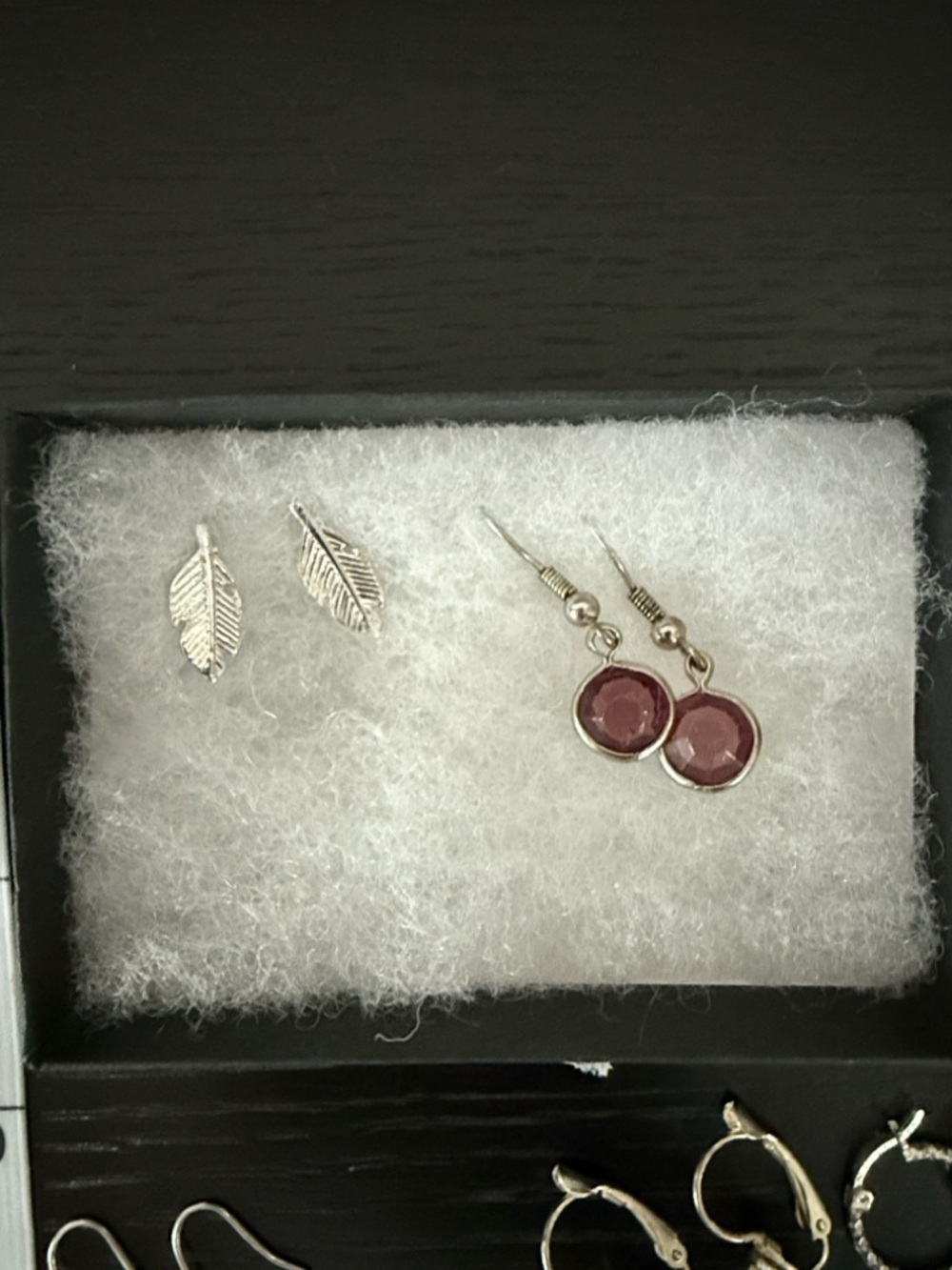 Small shop jewelry, 7 pairs of earrings and small ceramic container. - Picture 6 of 13